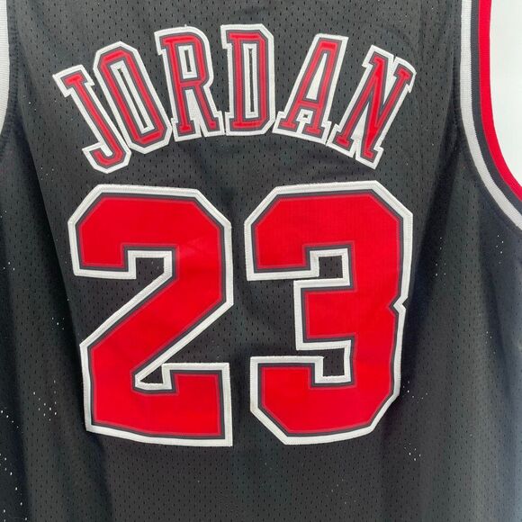 Nike Michael Jordan 23 Chicago Bulls NBA Jersey Black/Red Men’s XL+2 Length - Picture 13 of 17